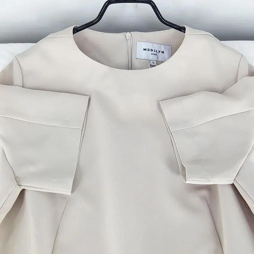 메디린 여성 배색 반팔블라우스 베이지 (HU31509) 6