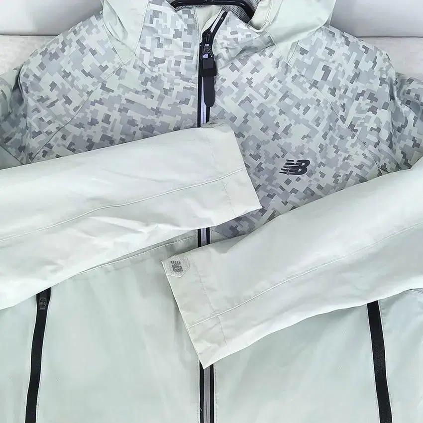 뉴발란스 여 바스락 후드바람막이 연블루 (HU29509) 6