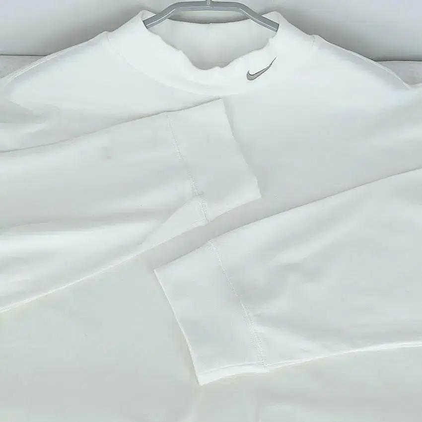 나이키 남 스우시자수 하이넥 긴팔티 아이보리 (HU28986) 6