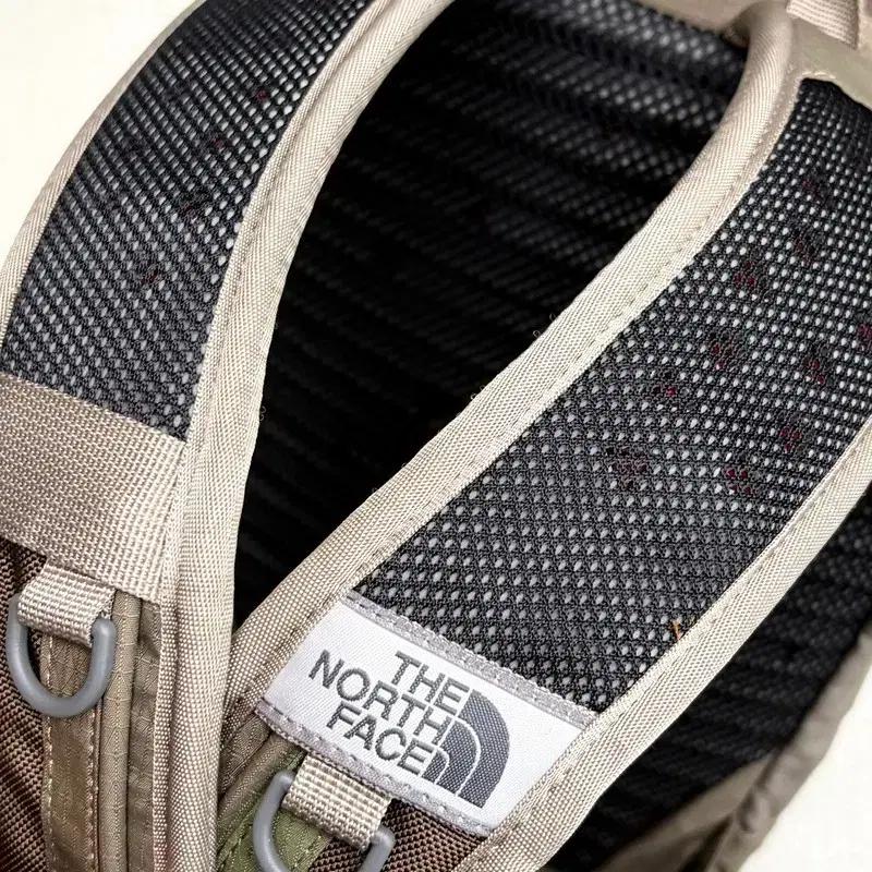 THE NORTH FACE 카키 브라운 12L 백팩 4