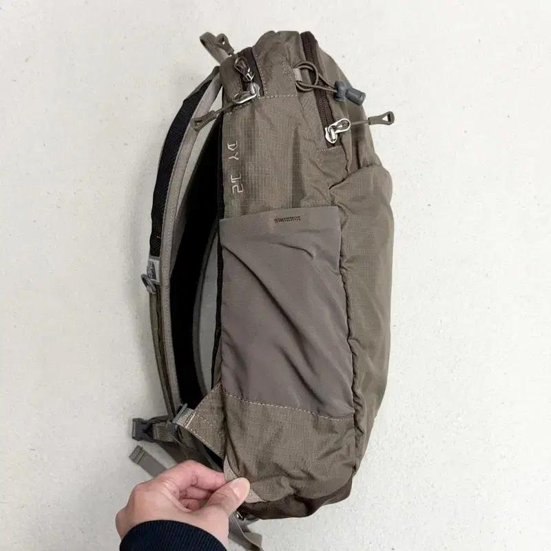 THE NORTH FACE 카키 브라운 12L 백팩 5