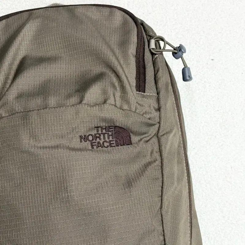 THE NORTH FACE 카키 브라운 12L 백팩 3