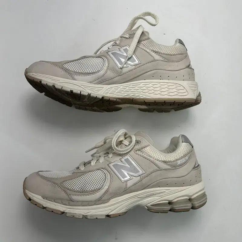 뉴발란스 2002R 화이트 아이보리 운동화 270 3