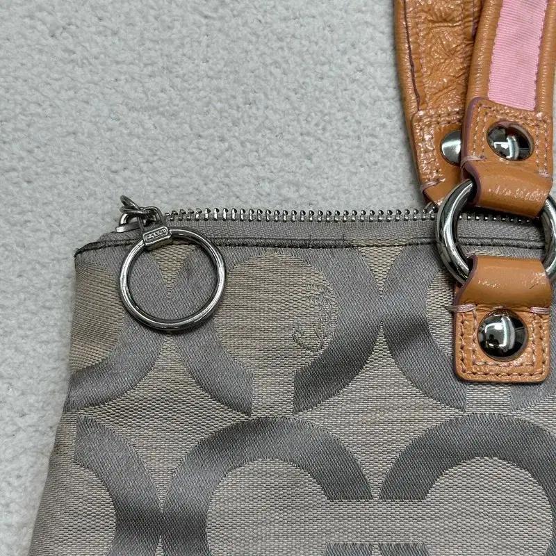COACH 캔버스 키홀더 숄더백 5