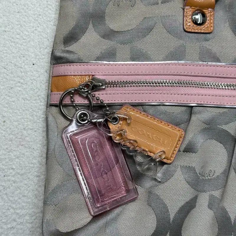 COACH 캔버스 키홀더 숄더백 4