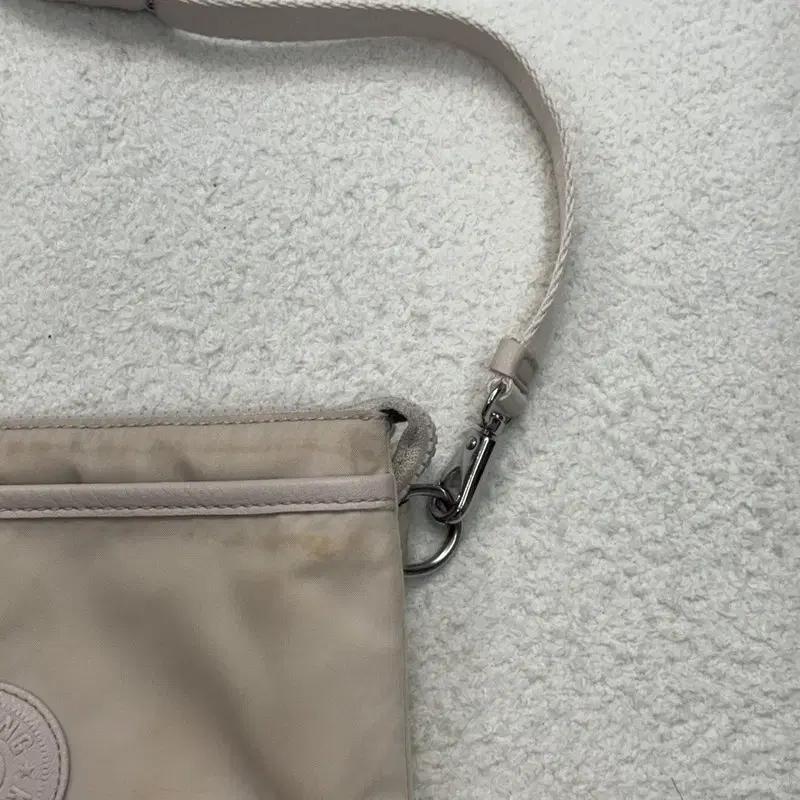 KIPLING 크림 미니 크로스백 4