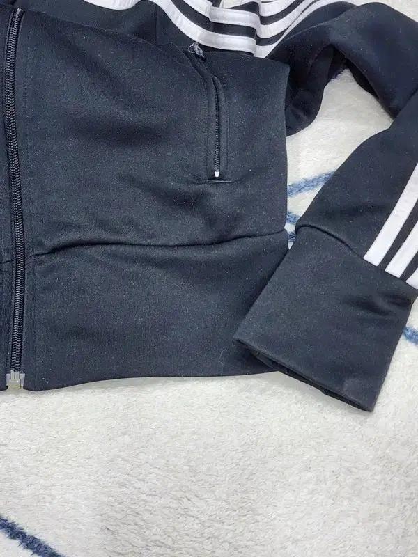 ADIDAS ESS 저지 095 5