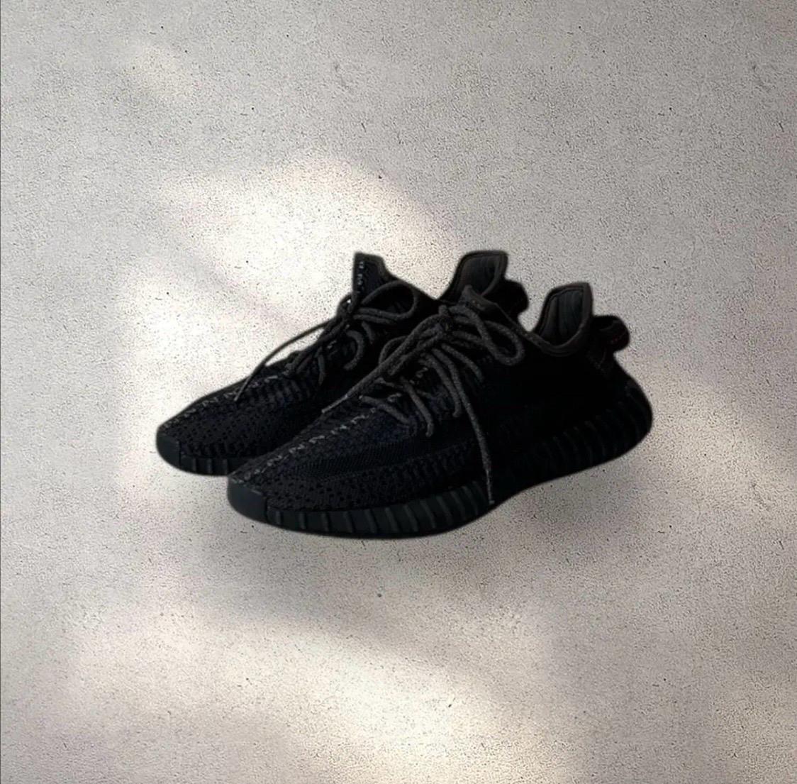 아디다스 이지부스트 350V2 트리플 블랙 2