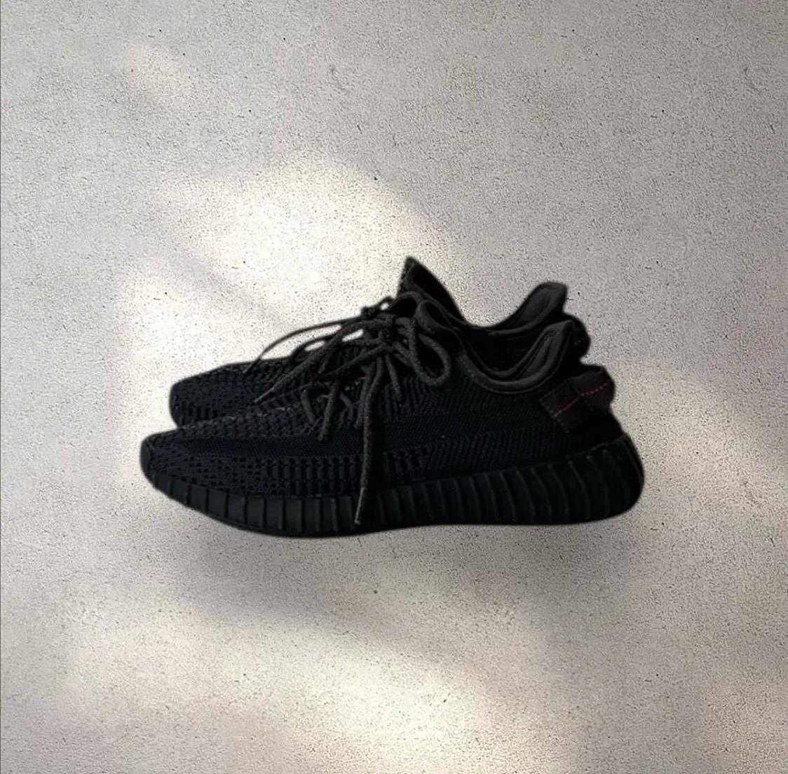 아디다스 이지부스트 350V2 트리플 블랙 3