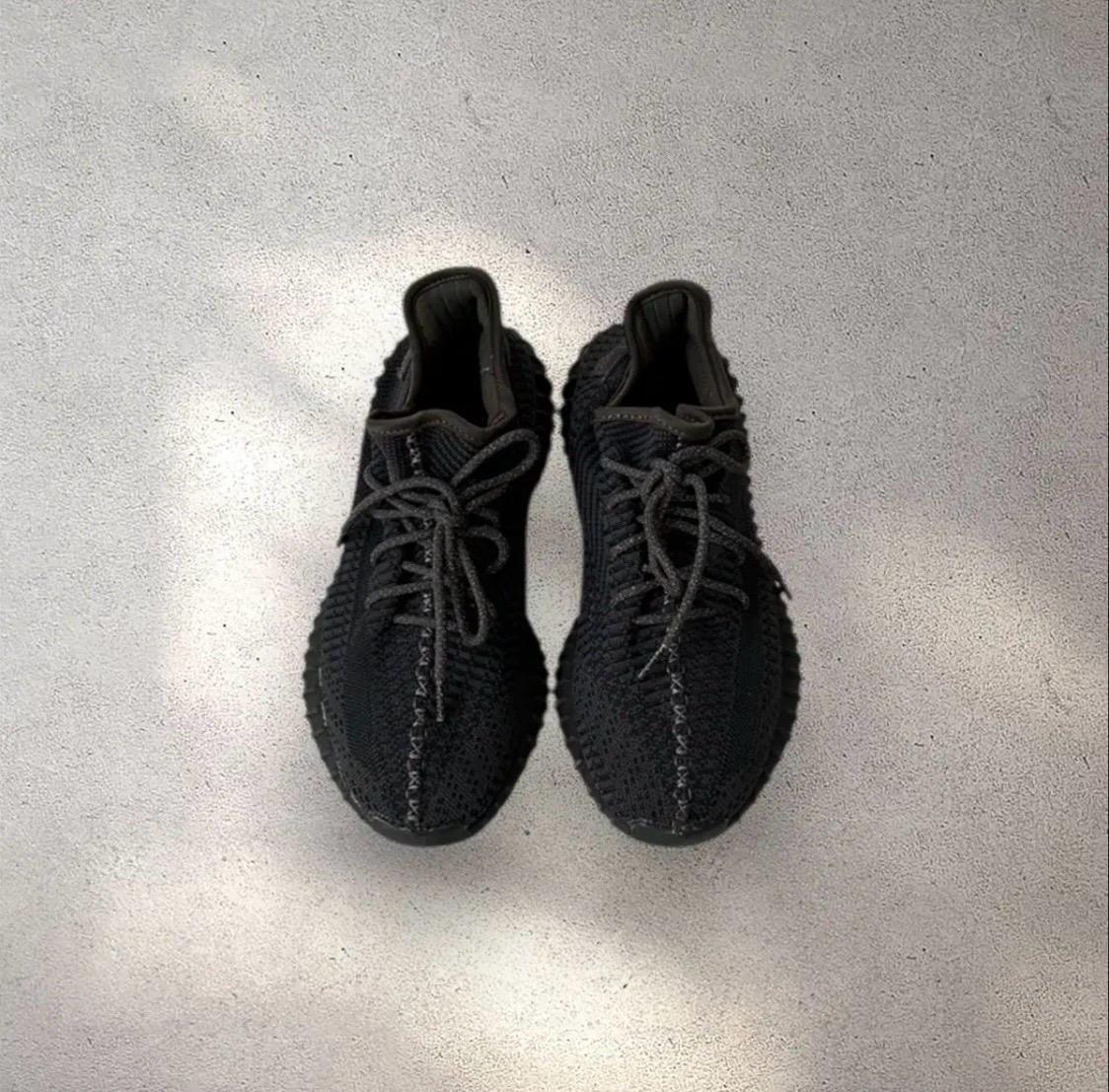 아디다스 이지부스트 350V2 트리플 블랙 4