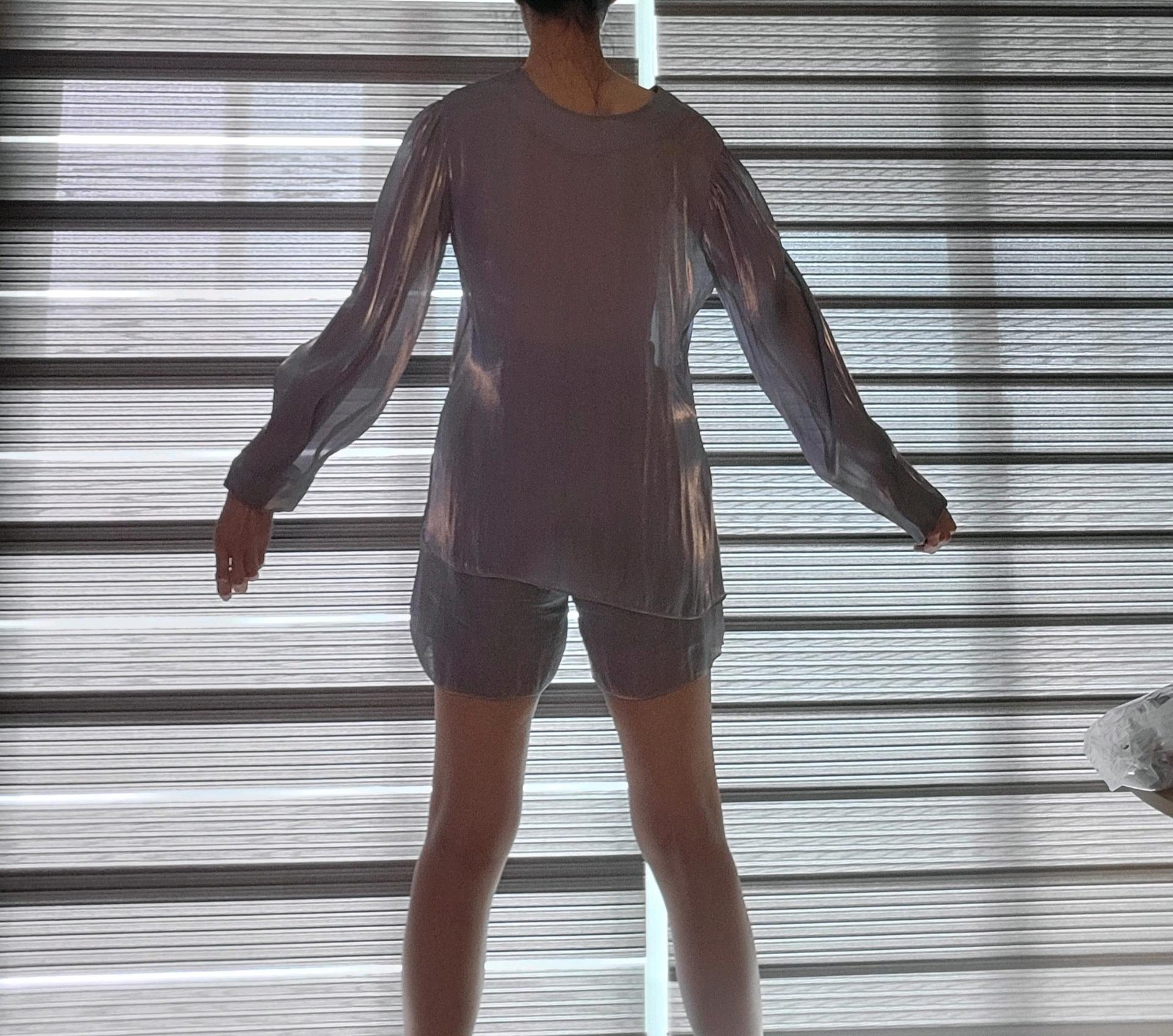 은은한 블루 색상의 고급스러운 플리츠 블라우스 3