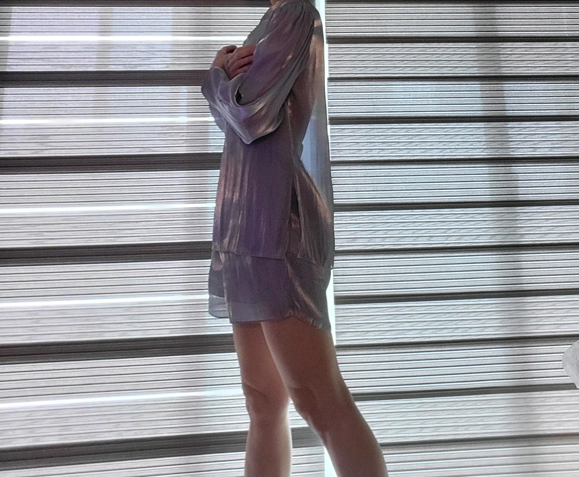 은은한 블루 색상의 고급스러운 플리츠 블라우스 5