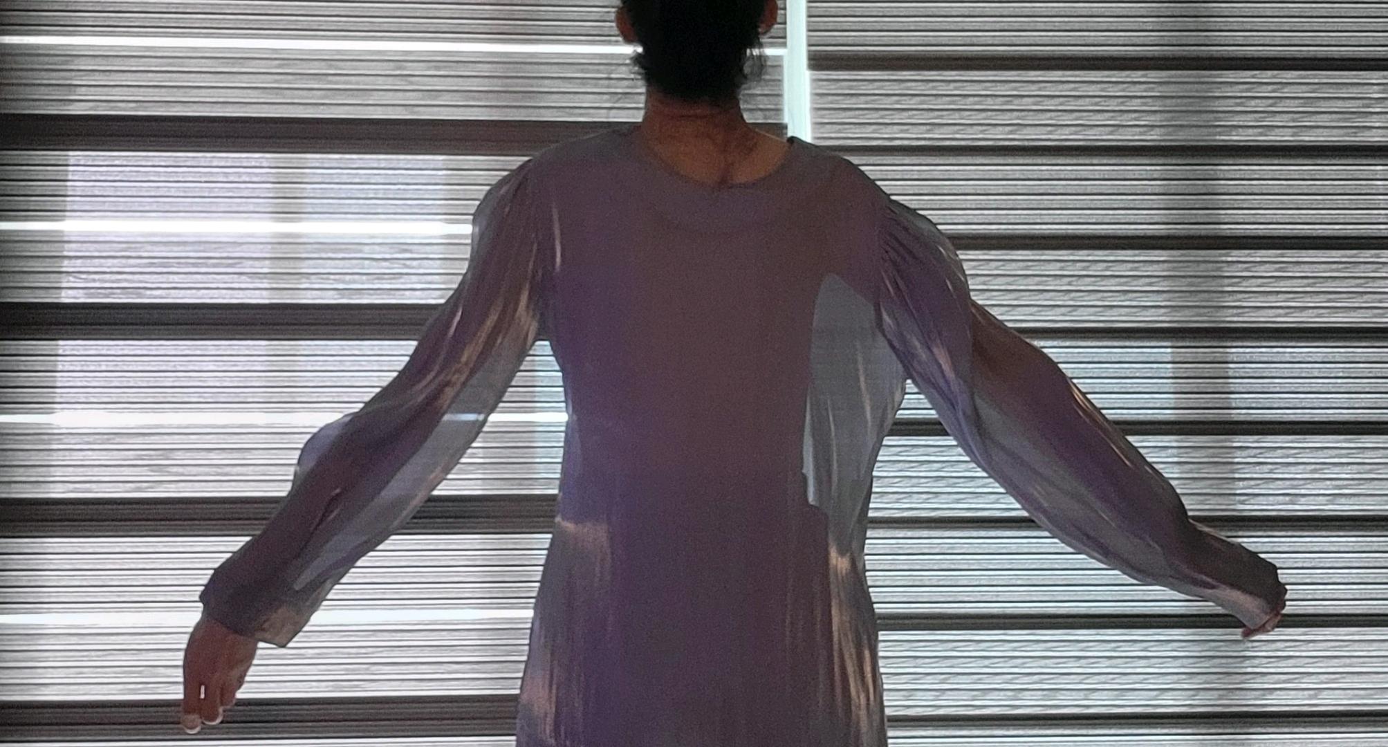 은은한 블루 색상의 고급스러운 플리츠 블라우스 4