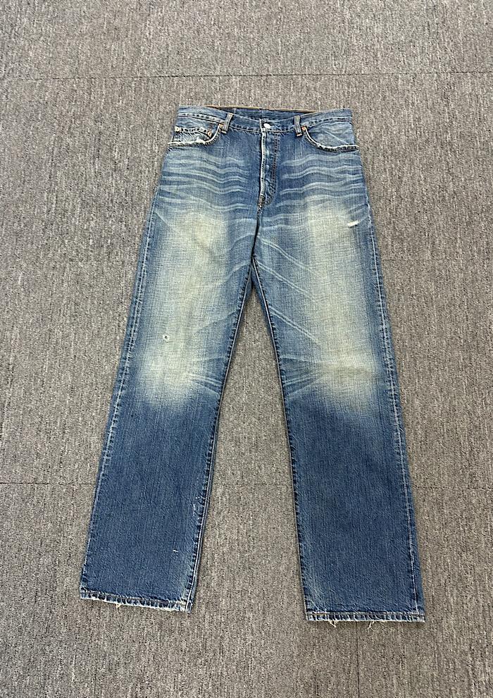 2001 vintage levi's 501 (33inch) 2