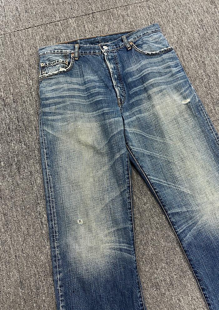 2001 vintage levi's 501 (33inch) 3