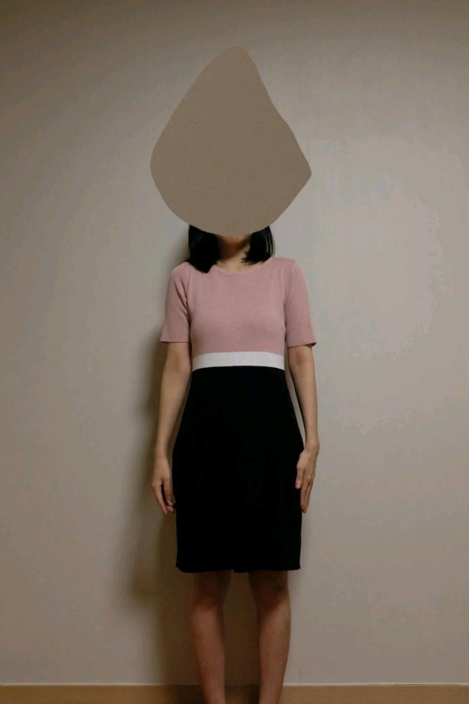 분홍색 상의 검정 하의 원피스 3