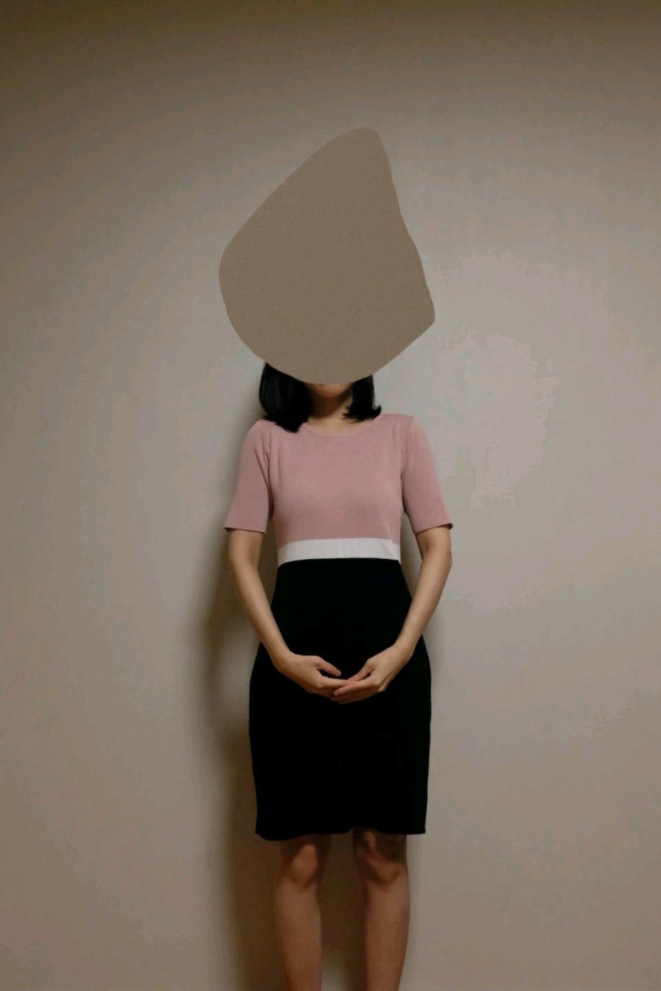 분홍색 상의 검정 하의 원피스 2