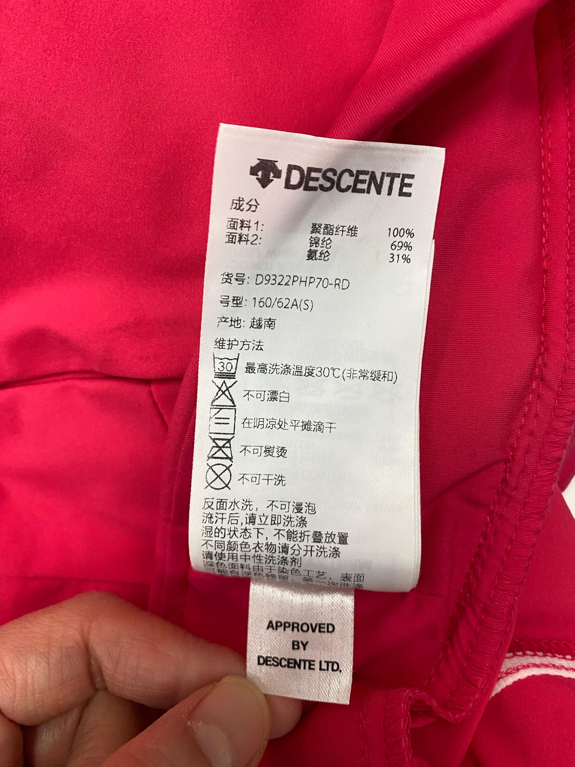 데상트(DESCENTE) 브랜드의 우먼스트레이닝 경량 우븐 반바지 7