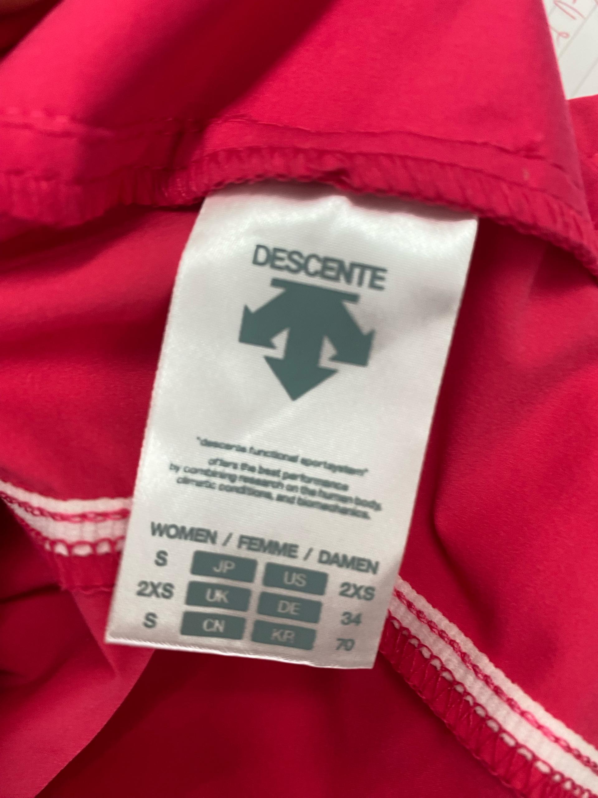 데상트(DESCENTE) 브랜드의 우먼스트레이닝 경량 우븐 반바지 6