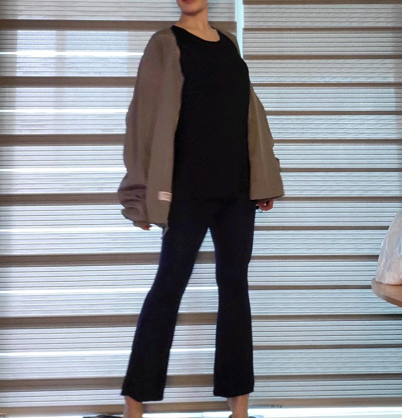 Sand Beige 짙은네이비 여성 민소매 탑 9