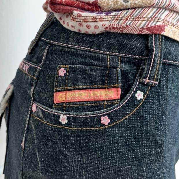 DAISY LOVERS 프리즘 자수 아일렛 데님 스커트 7