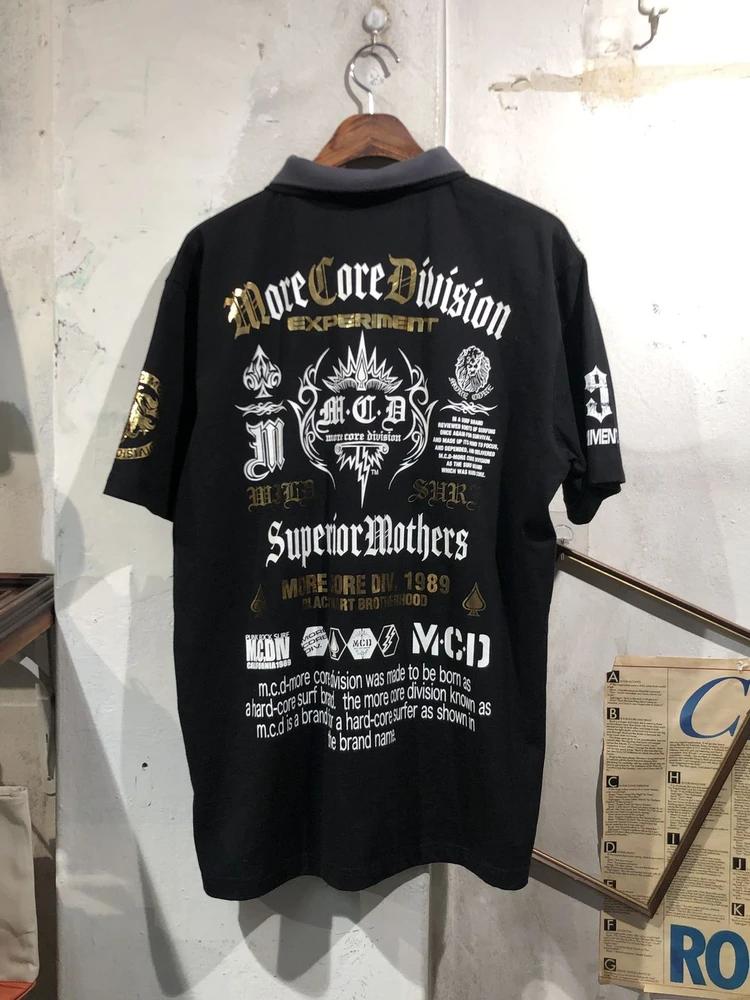 Black gothic font printed collar t-shirt 4