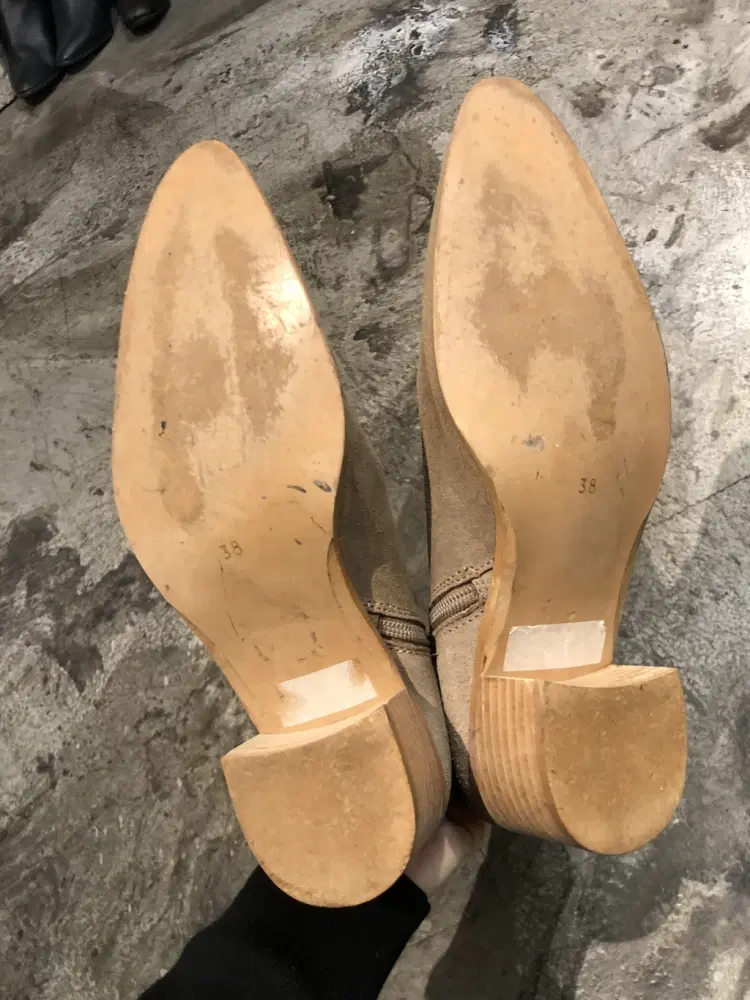 Beige suede boots 10