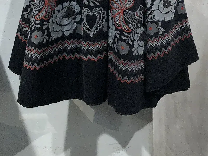 Black patterned midi flared skirt +to 9