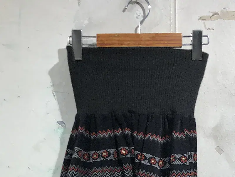 Black patterned midi flared skirt +to 7