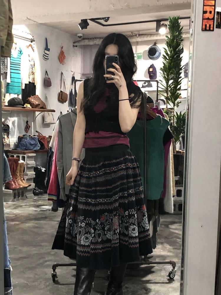 Black patterned midi flared skirt +to 4