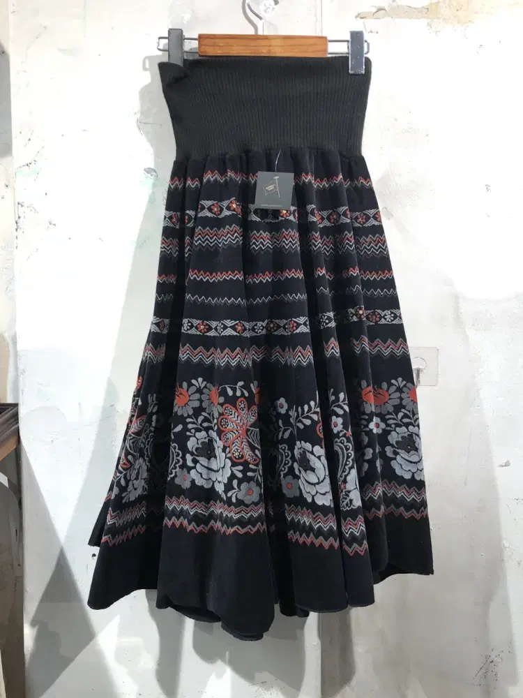 Black patterned midi flared skirt +to 10
