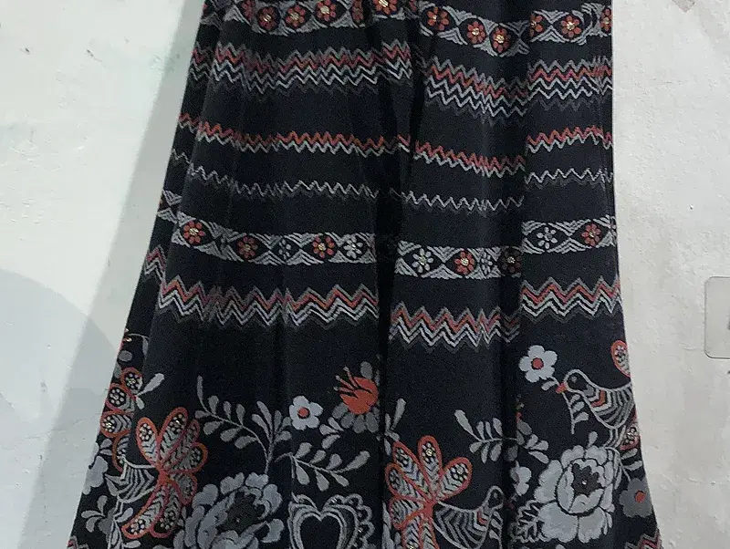 Black patterned midi flared skirt +to 8
