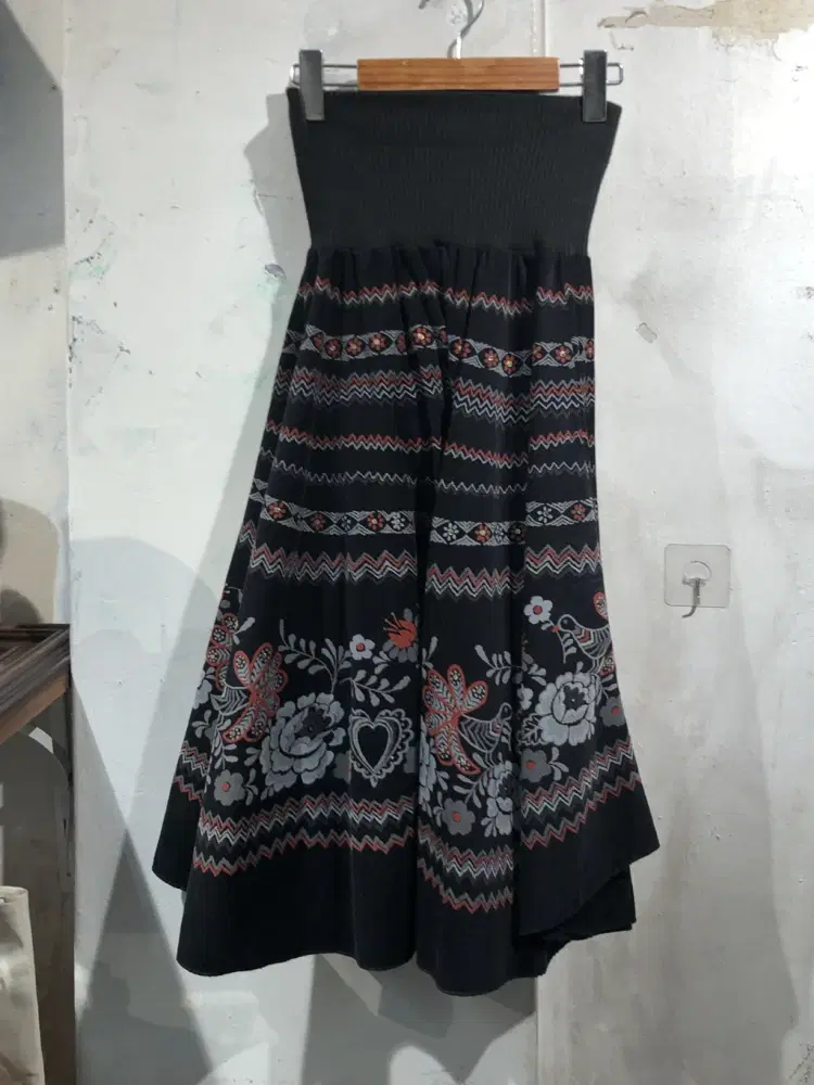 Black patterned midi flared skirt +to 6