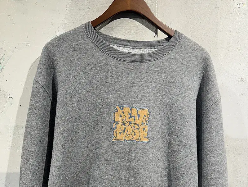 Reverse light gray sweatshirt +to 4