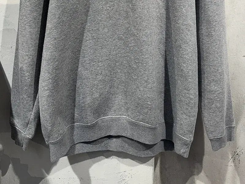 Reverse light gray sweatshirt +to 5