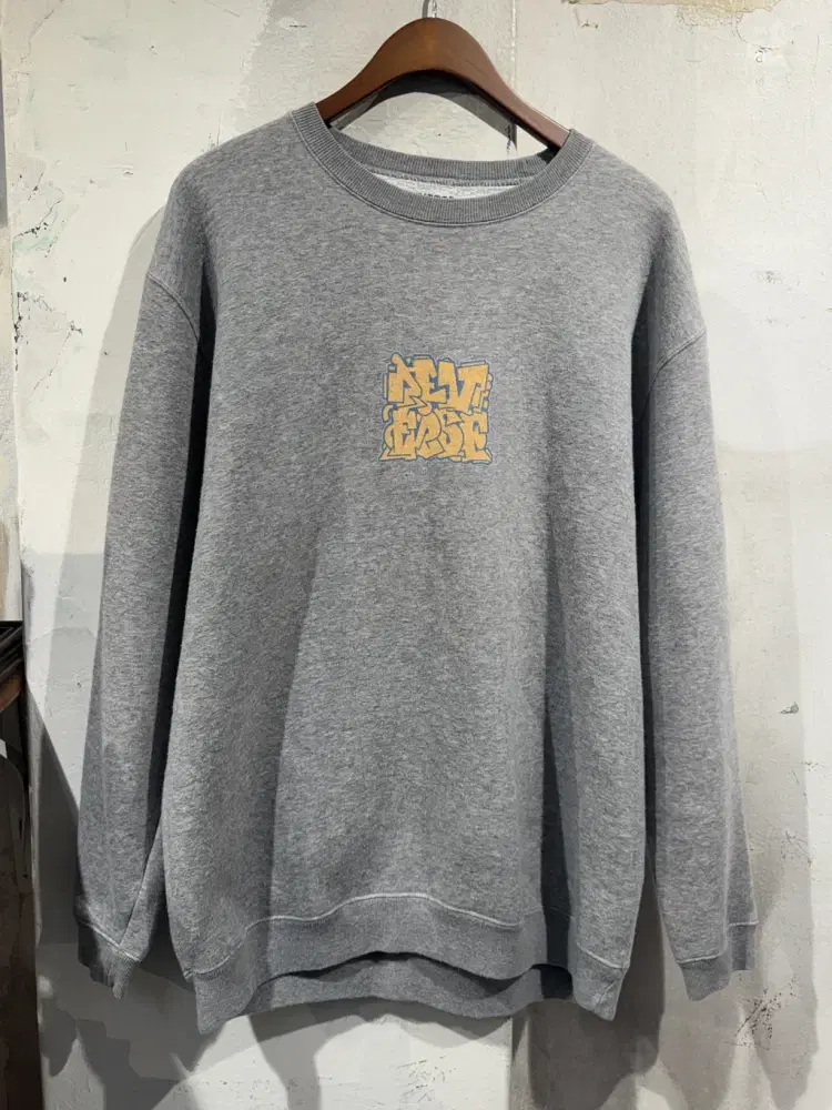 Reverse light gray sweatshirt +to 3