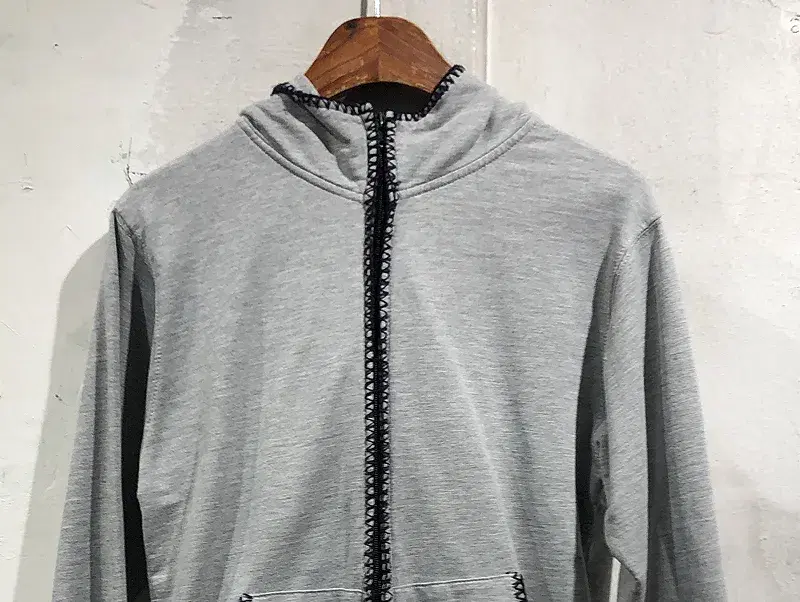 Light gray zip up hoodie +to 6