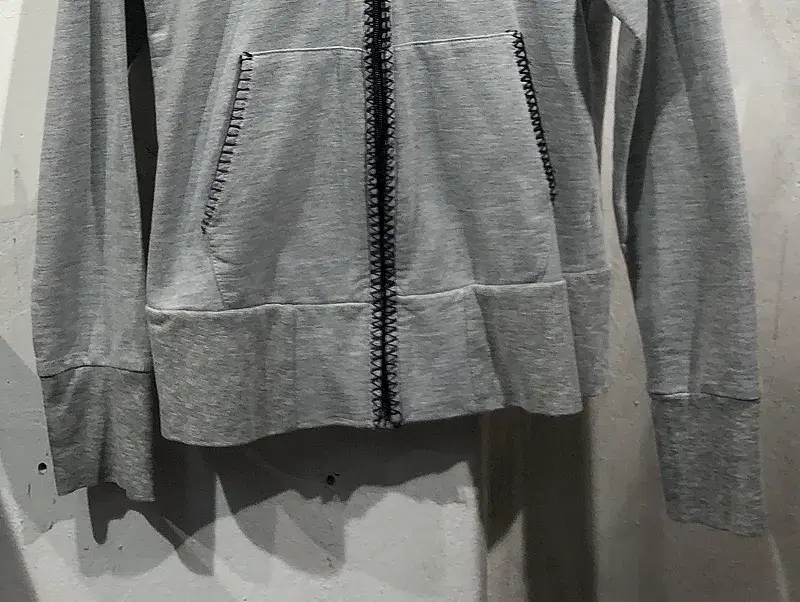 Light gray zip up hoodie +to 7