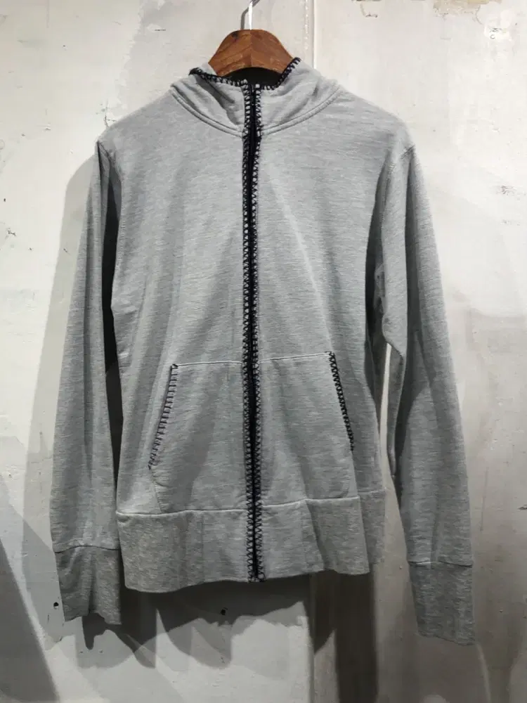 Light gray zip up hoodie +to 5