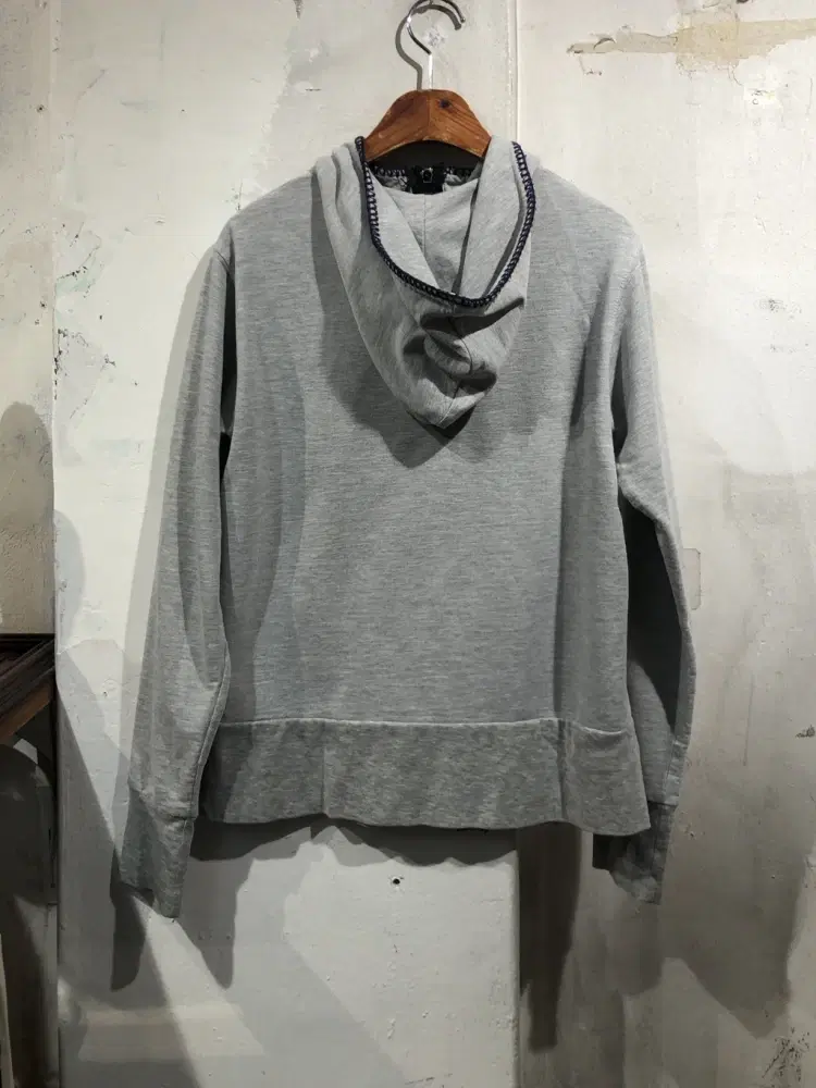 Light gray zip up hoodie +to 8