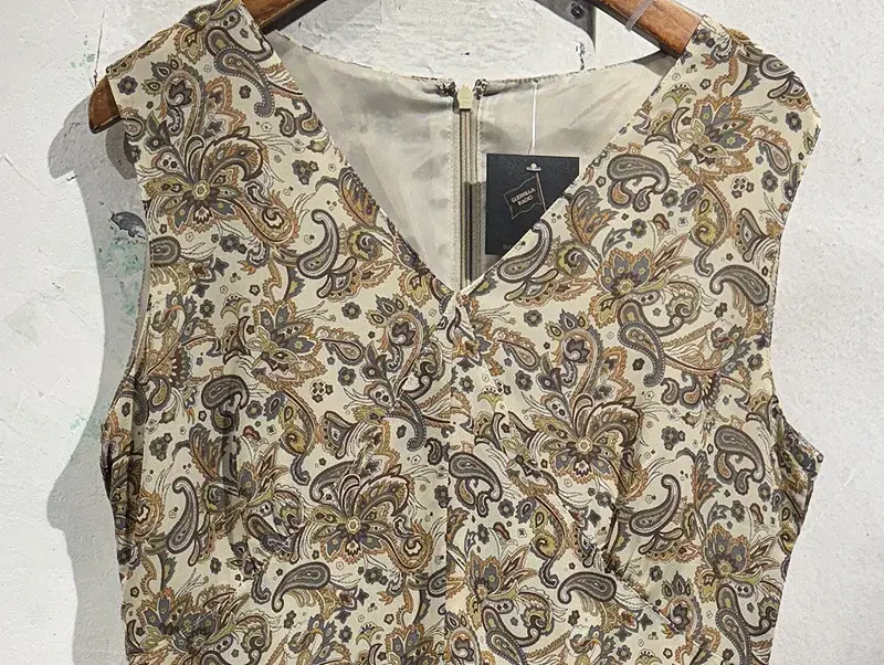 Paisley print sleeveless onepiece +to 5