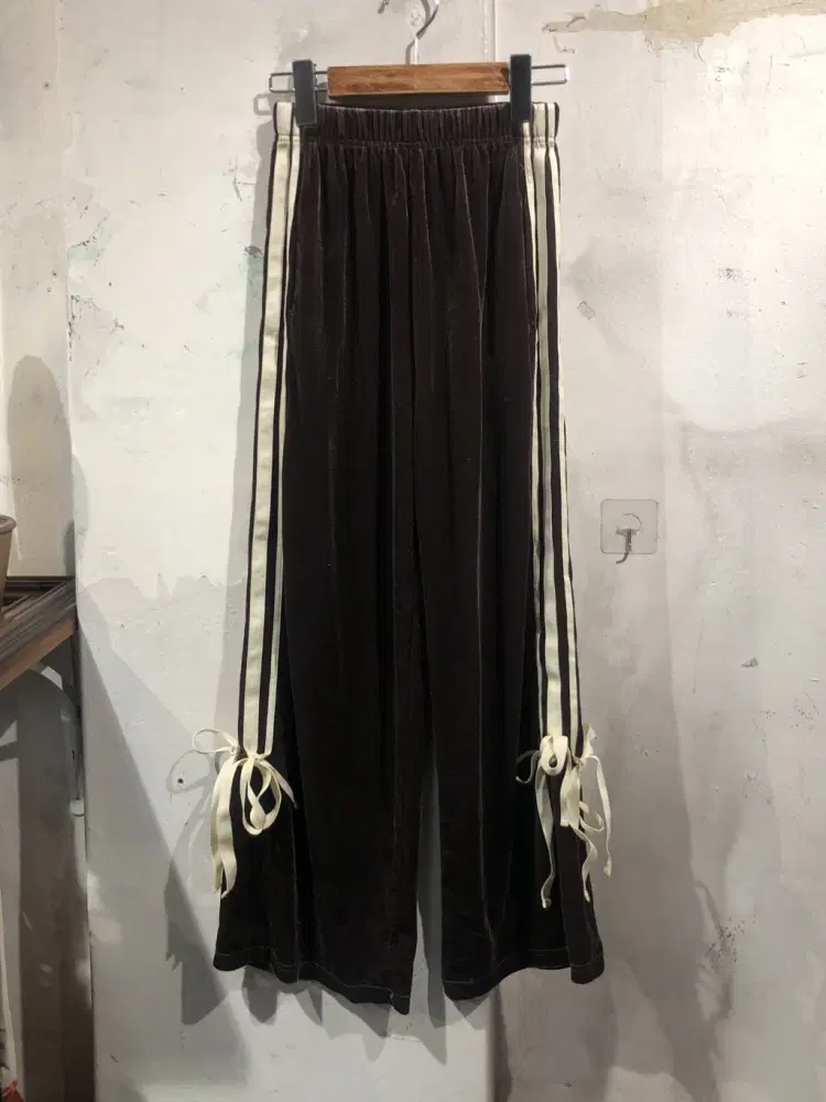 Brown velour track pants +to 6