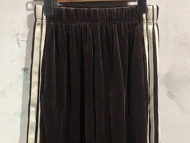 Brown velour track pants +to 7