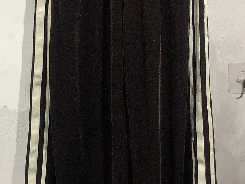 Brown velour track pants +to 8