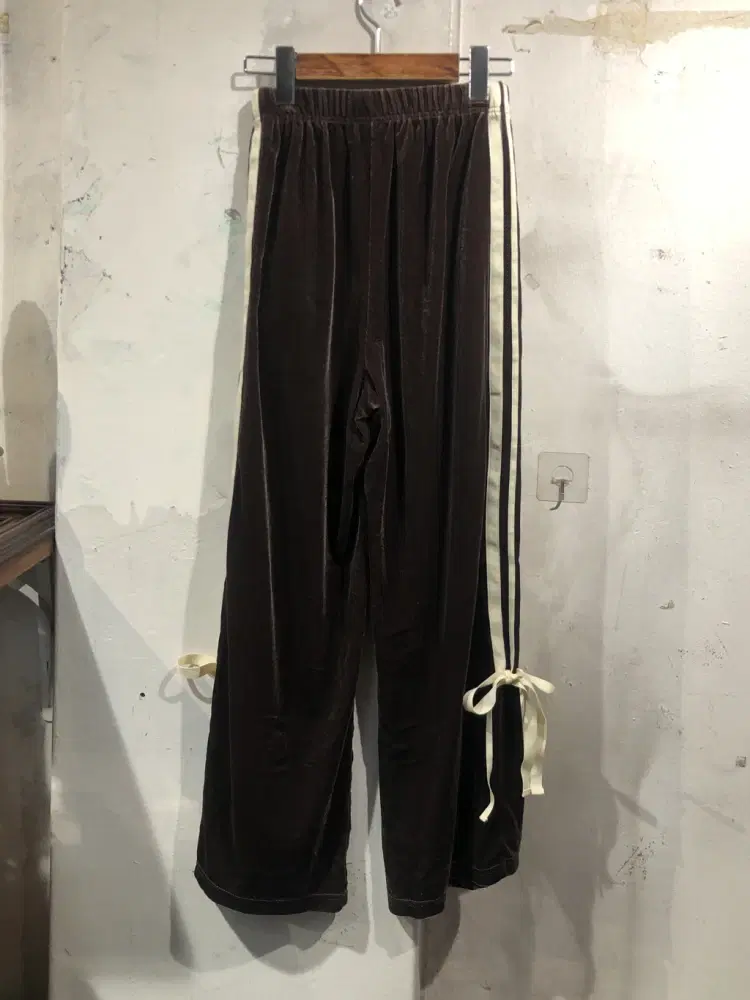 Brown velour track pants +to 10