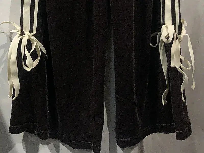 Brown velour track pants +to 9