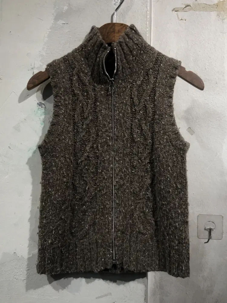 Brown sweater zip up vest +to 6