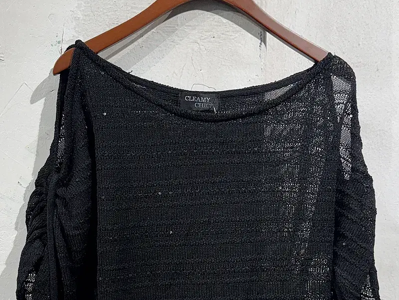 Black puff shoulder knit t-shirt +to 7