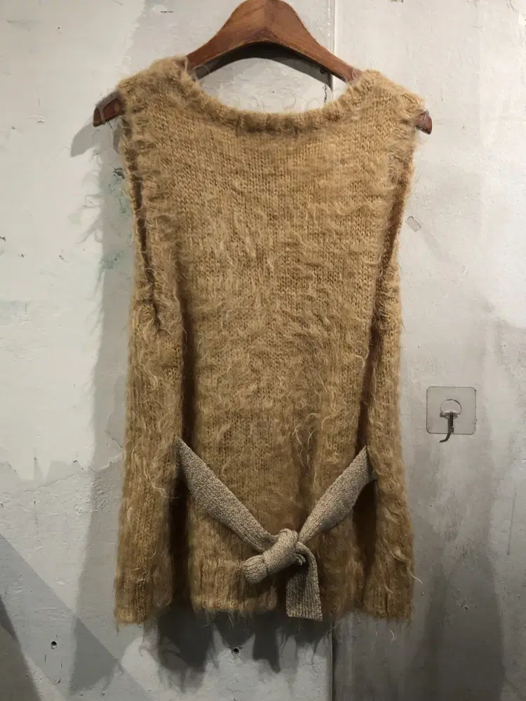 Super Hakka camel mohair sweater vest +to 10