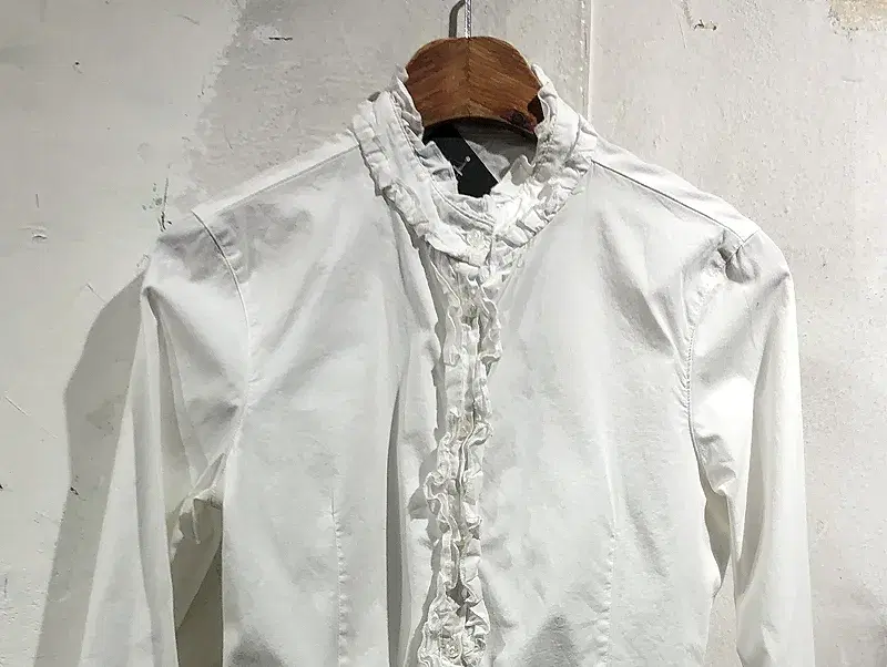 Ruffle-trim button up white blouse +to 4
